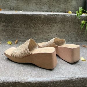 ❤️‍🔥 SOLD ❤️‍🔥 Vintage Mootsies Tootsies beige fabric platform sandals